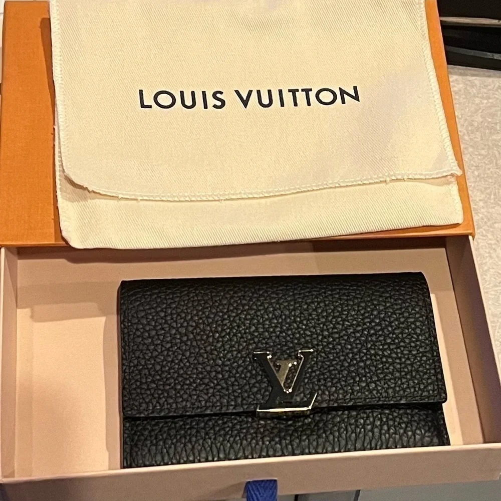 Capucines Compact Wallet in excellent used condition. - Picture 2 of 10